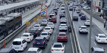 Küçükçekmece’de İBB’nin yol çalışması trafik çilesine döndü
