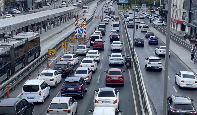 Küçükçekmece’de İBB’nin yol çalışması trafik çilesine döndü