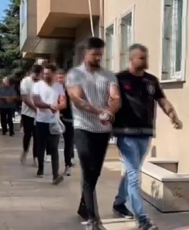 Küçükçekmece’de iki grup arasında çıkan çatışmada gözaltına alınan 18 kişi adliyeye sevk edildi