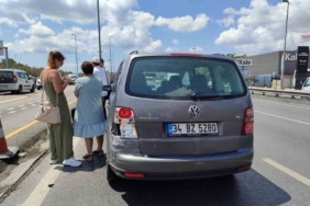 Küçükçekmece’de kontrolden çıkan otomobil metrobüs yoluna savruldu