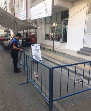 Kurallara uymayan pazarcı esnafının tezgahı geçici olarak kapatılıyor