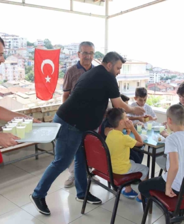 Kur’an kursuna başlayan çocuklara kek ve limonata ikramı
