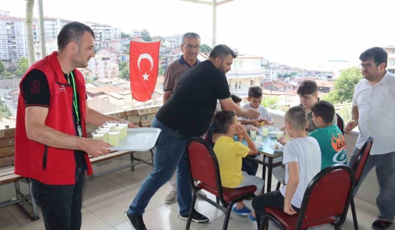 Kur’an kursuna başlayan çocuklara kek ve limonata ikramı