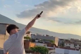 Kurusıkı tabanca ile havaya defalarca ateş açtı