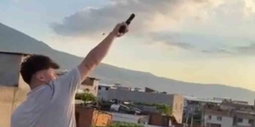 Kurusıkı tabanca ile havaya defalarca ateş açtı