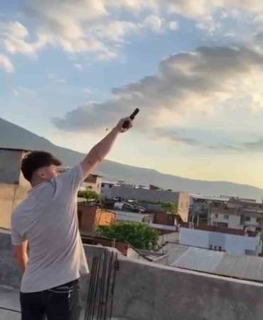 Kurusıkı tabanca ile havaya defalarca ateş açtı
