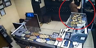 Kuyumcu çetin ceviz çıktı, soyguncuyu dükkana sokmadı