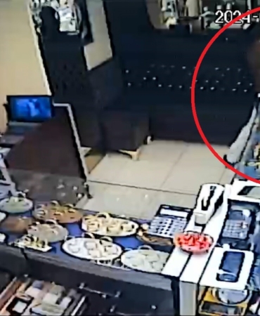 Kuyumcu çetin ceviz çıktı, soyguncuyu dükkana sokmadı