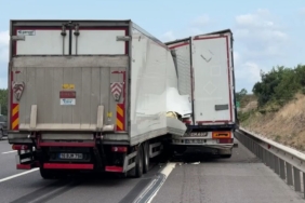 Kuzey Marmara Otoyolu’nda kamyon tıra çarptı