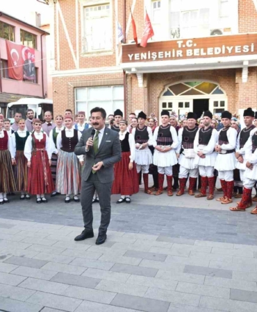 Letonyalı ve Makedon dansçılar Yenişehir’de sahne aldı