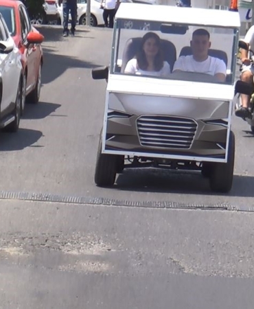 Liseliler hurda malzemeden akülü araba yaptı