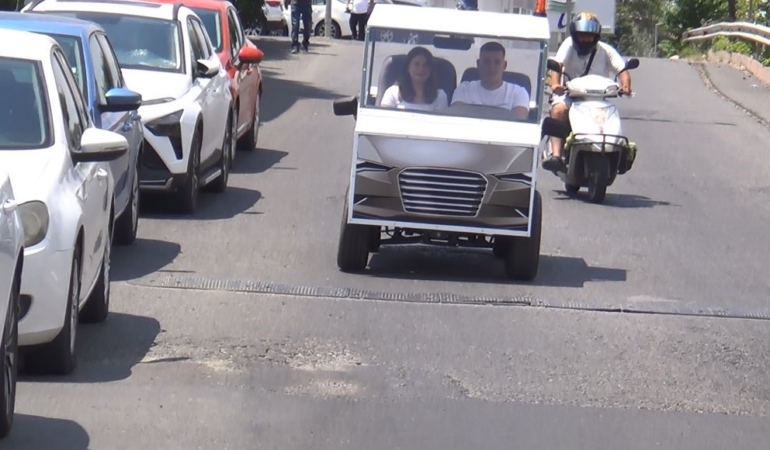 Liseliler hurda malzemeden akülü araba yaptı