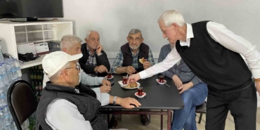 Mahalle kahvehanesini yarım asırdır takım elbisesi ile işletiyor
