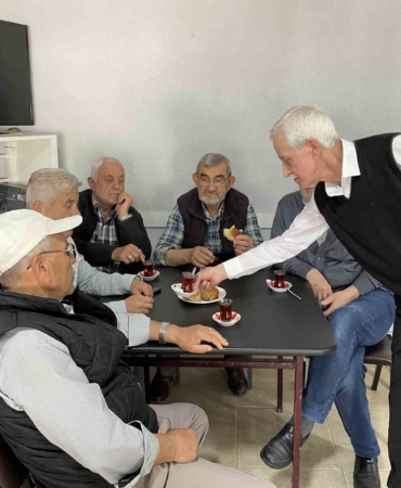 Mahalle kahvehanesini yarım asırdır takım elbisesi ile işletiyor