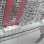 Maltepe’de gözlük hırsızlığı kamerada