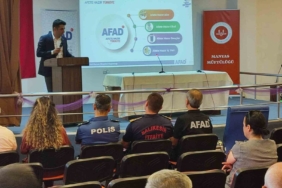 Manyas’ta AFAD personeli deprem eğitimi veriyor