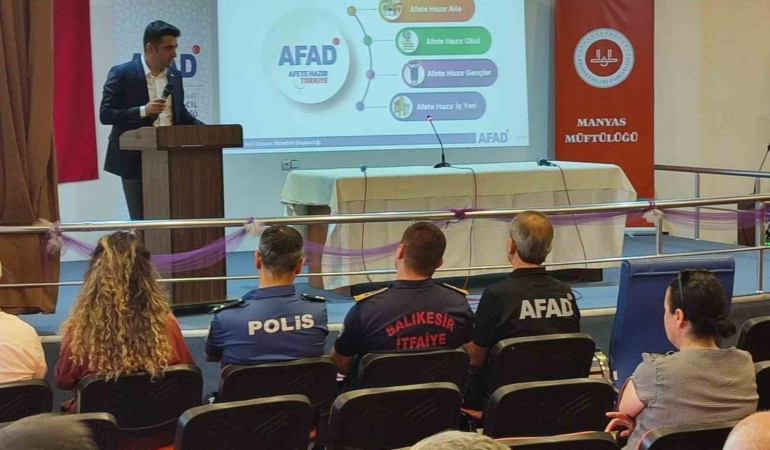 Manyas’ta AFAD personeli deprem eğitimi veriyor