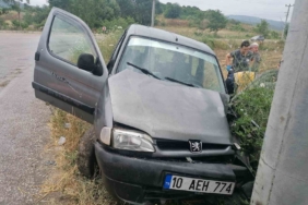 Manyas’ta elektrik direğine çarpan sürücü yaralandı