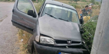 Manyas’ta elektrik direğine çarpan sürücü yaralandı