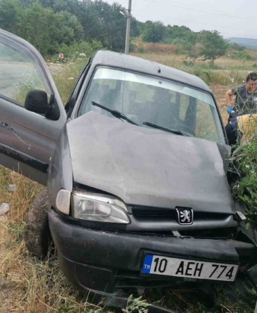 Manyas’ta elektrik direğine çarpan sürücü yaralandı