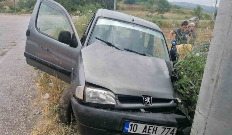 Manyas’ta elektrik direğine çarpan sürücü yaralandı