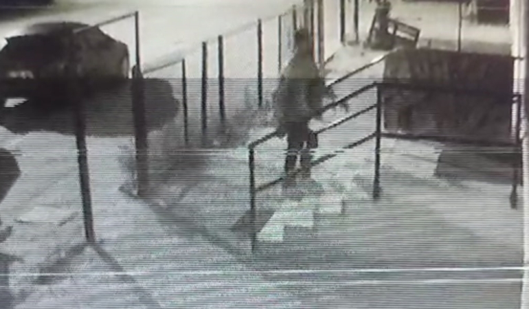 Markalı 5 çift ayakkabı çaldılar