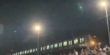 Marmaray makinisti milli maçı taraftarla beraber izledi: O anlar kamerada