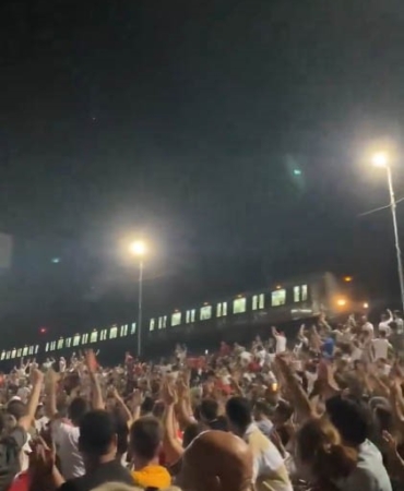 Marmaray makinisti milli maçı taraftarla beraber izledi: O anlar kamerada
