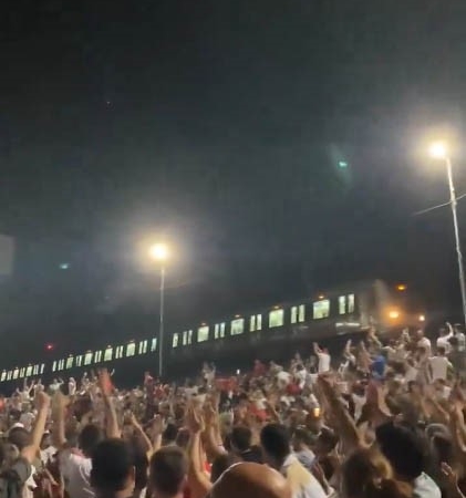 Marmaray makinisti milli maçı taraftarla beraber izledi: O anlar kamerada