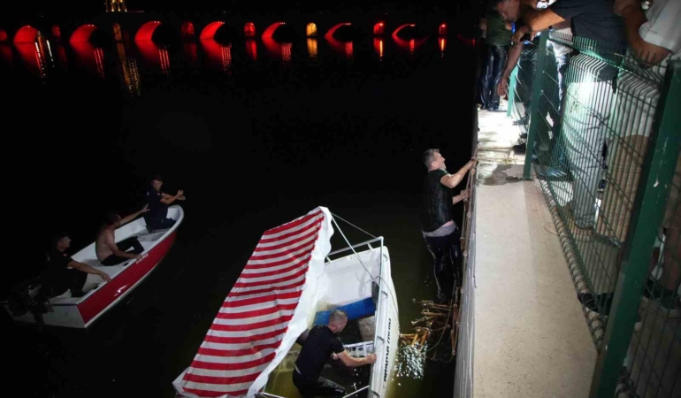 Meriç Nehri’nde can pazarı: Alabora olan teknedeki 5 kişi boğulmaktan son anda kurtarıldı