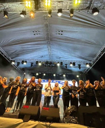 Merve Özbey binlerce kişiyi alanda bırakarak şehri terk etti