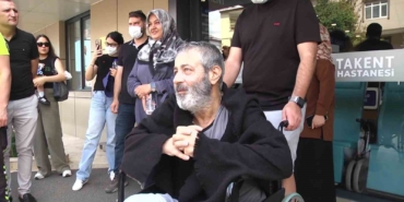 Mesai arkadaşlarının pasta ile hastanede destekte bulunduğu polis memuru hayatını kaybetti