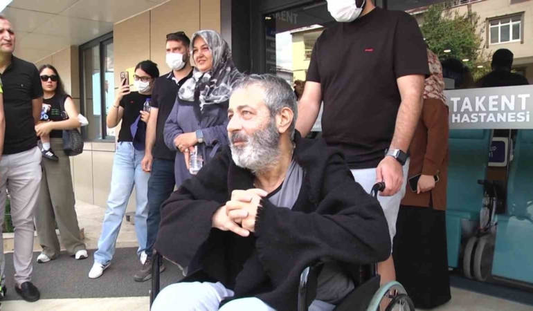 Mesai arkadaşlarının pasta ile hastanede destekte bulunduğu polis memuru hayatını kaybetti