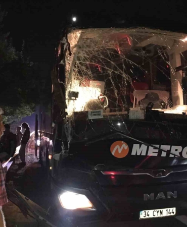 Metro Turizm otobüsü tıra arkadan çarptı, şoförün uyuduğu iddia edildi