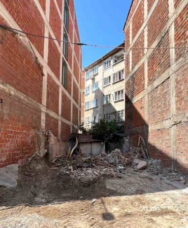 Metruk binalar birer birer yıkılıyor