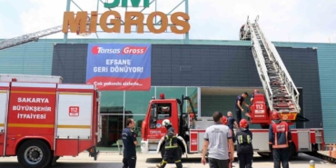 Migros’un çatısında korkutan yangın: Dumanlar bölgeyi kapladı, göz gözü görmedi