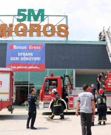 Migros’un çatısında korkutan yangın: Dumanlar bölgeyi kapladı, göz gözü görmedi