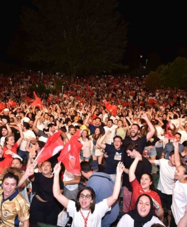 Milli heyecan Beşiktaş’ta Sanatçılar Parkı’nda yaşandı