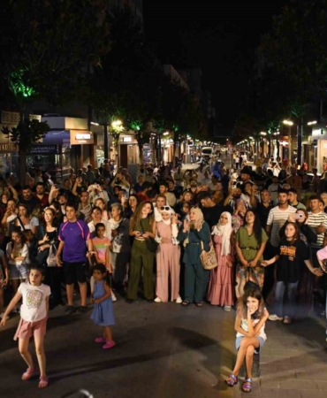 Milli Kuvvetler Caddesi trafiğe kapandı, sanata kapı açtı