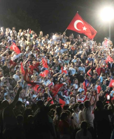 Milli takımın galibiyet coşkusu cadde ve sokaklara sığmadı