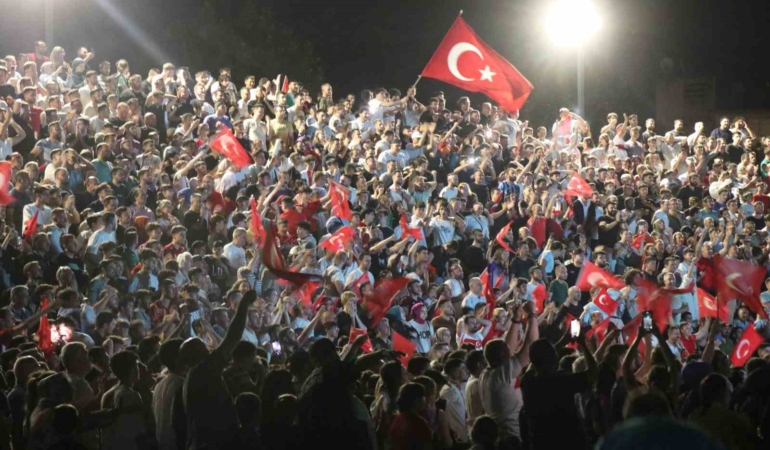 Milli takımın galibiyet coşkusu cadde ve sokaklara sığmadı