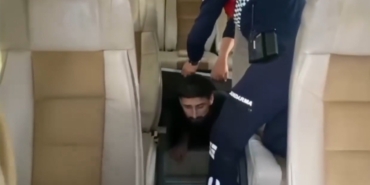 Minibüsün gizli bölmesinde 1 FETÖ üyesi ve 12 kaçak göçmen yakalandı