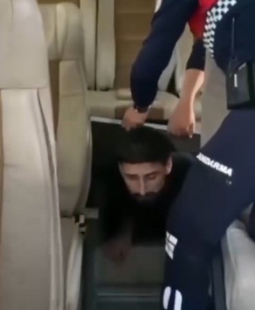 Minibüsün gizli bölmesinde 1 FETÖ üyesi ve 12 kaçak göçmen yakalandı