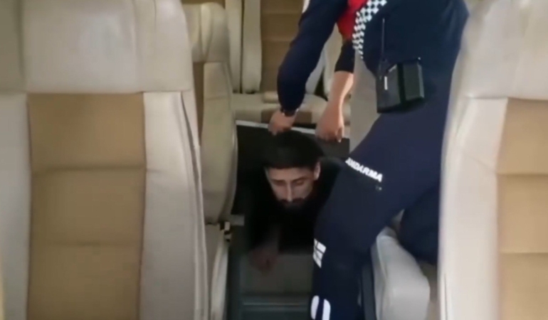 Minibüsün gizli bölmesinde 1 FETÖ üyesi ve 12 kaçak göçmen yakalandı