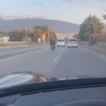 Motosiklete tutunan patenli genç ölüme meydan okudu