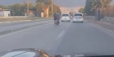 Motosiklete tutunan patenli genç ölüme meydan okudu