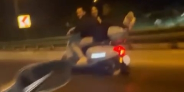 Motosikletin arkasında yatarak ilerledi, ölüme meydan okudu