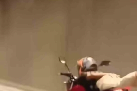 Motosikletin üzerine uzanarak seyretti