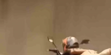 Motosikletin üzerine uzanarak seyretti