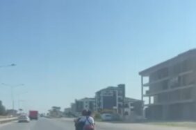 Motosiklette tekerlekli valizle tehlikeli yolculuk